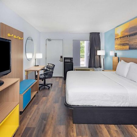 Days Inn By Wyndham Pensacola I-10 Ferry Pass Экстерьер фото