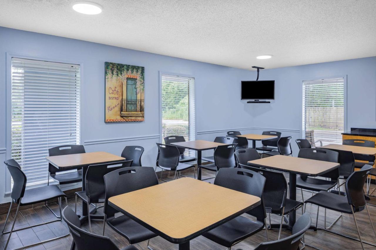 Days Inn By Wyndham Pensacola I-10 Ferry Pass Экстерьер фото