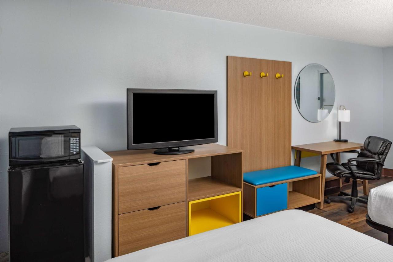 Days Inn By Wyndham Pensacola I-10 Ferry Pass Экстерьер фото