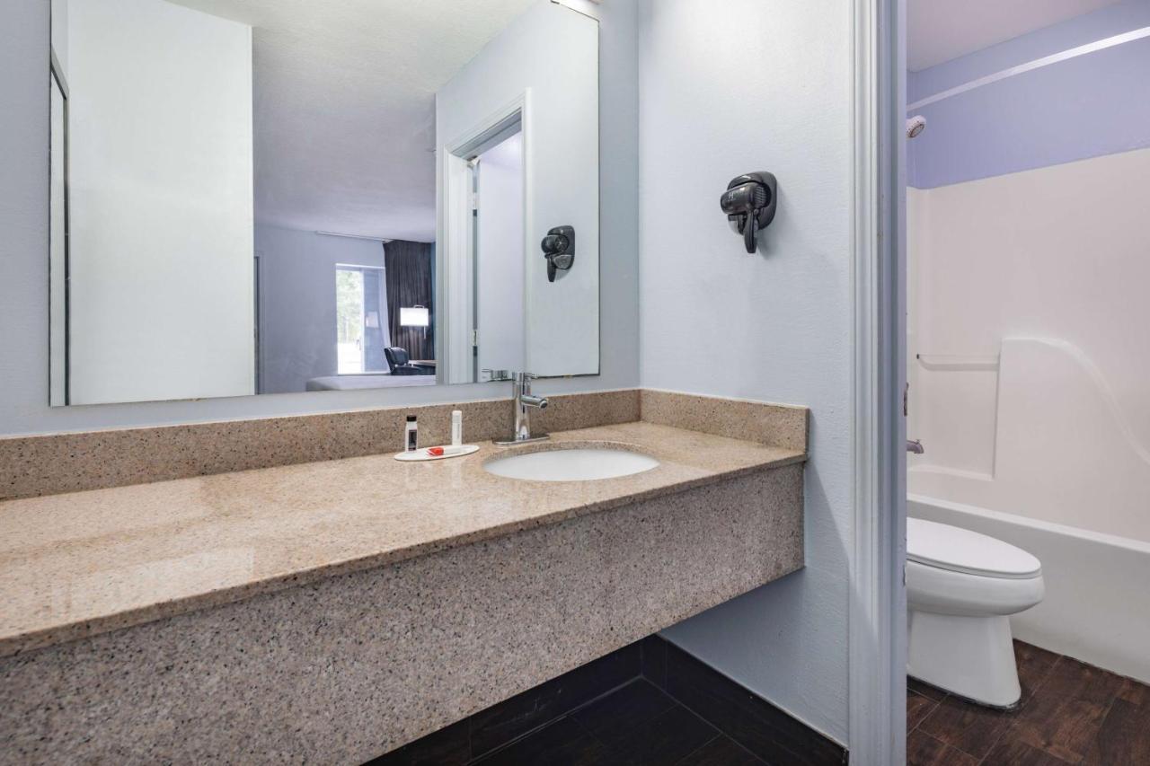 Days Inn By Wyndham Pensacola I-10 Ferry Pass Экстерьер фото