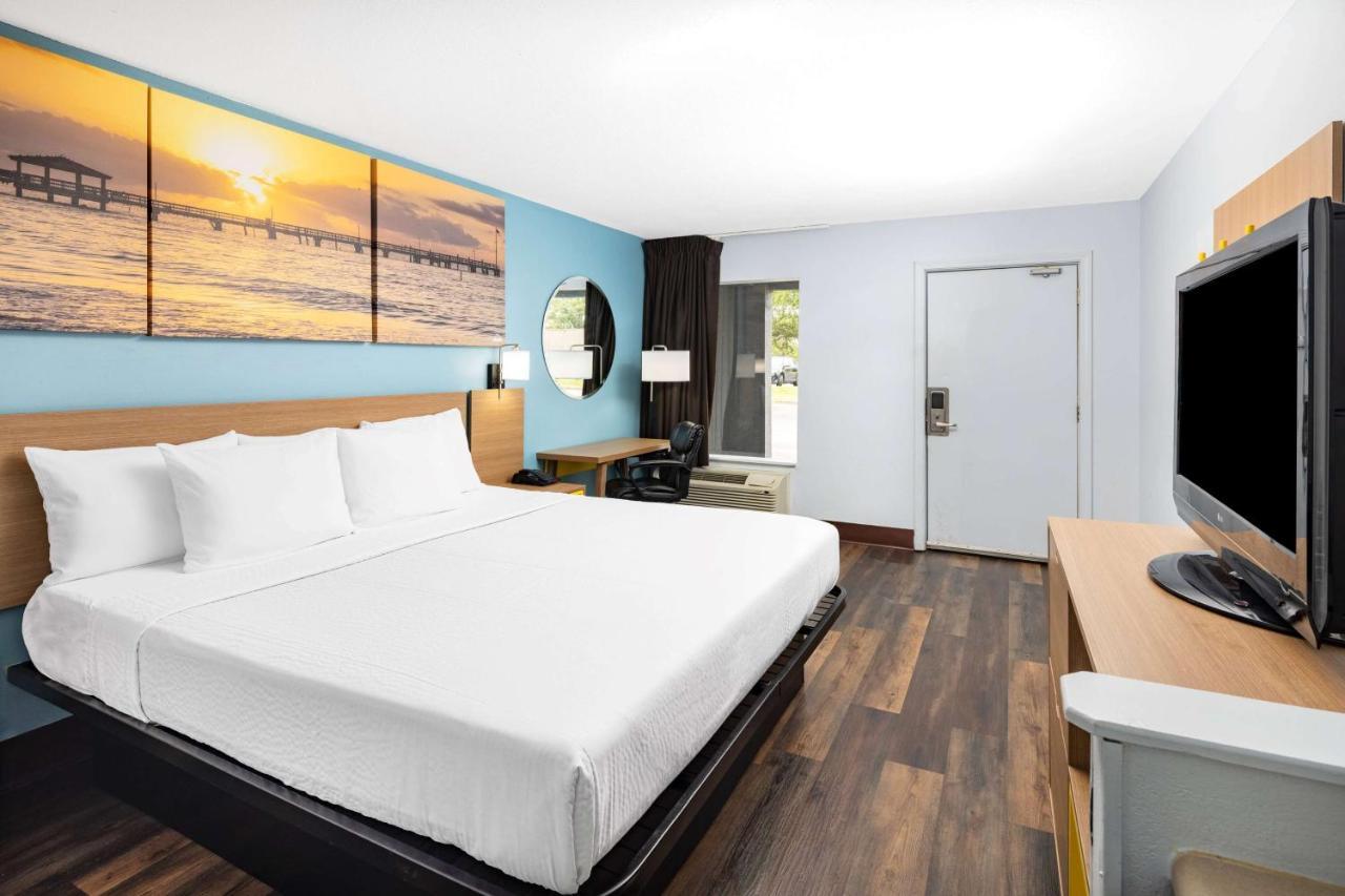 Days Inn By Wyndham Pensacola I-10 Ferry Pass Экстерьер фото