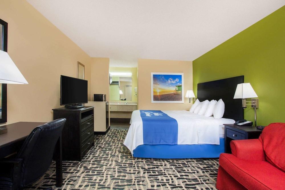 Days Inn By Wyndham Pensacola I-10 Ferry Pass Экстерьер фото