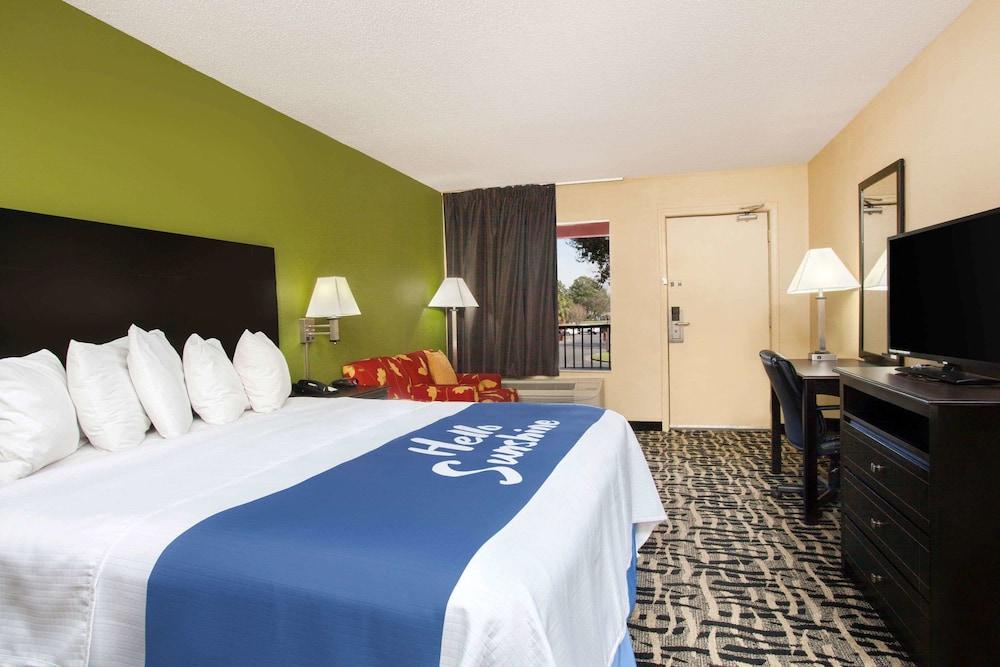 Days Inn By Wyndham Pensacola I-10 Ferry Pass Экстерьер фото