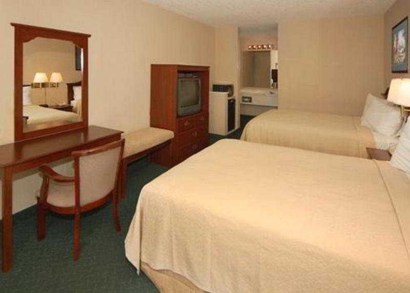 Days Inn By Wyndham Pensacola I-10 Ferry Pass Номер фото